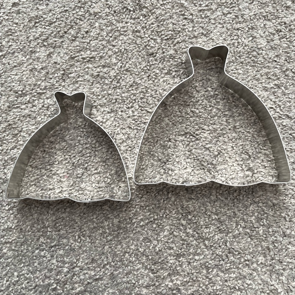 5 for $10🟢 Metal Dress-Shaped Cookie Cutters. Set of 2. EUC.